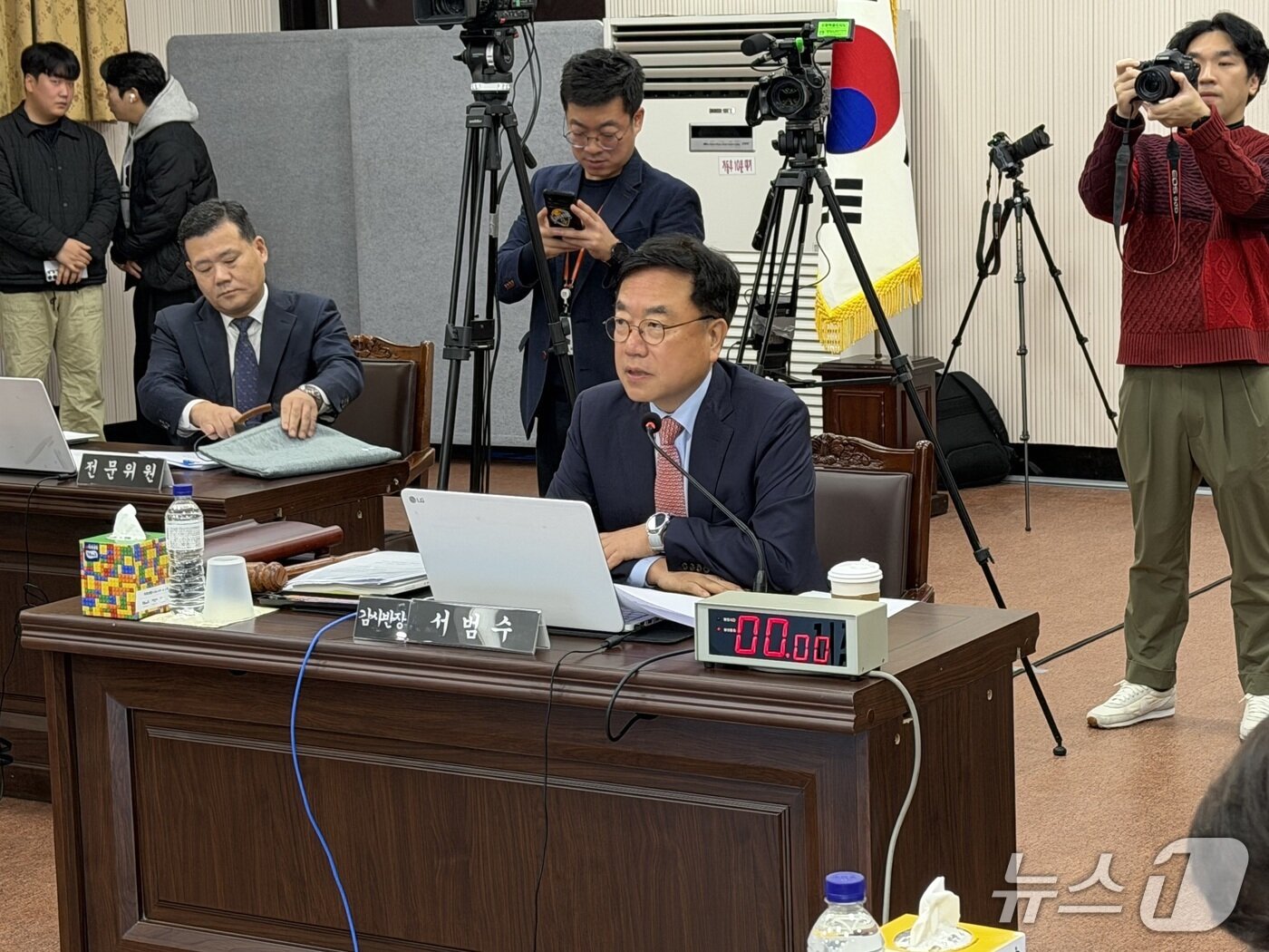 본문 이미지 - 24일 강원특별자치도청에서 열린 국회 행정안전위원회의 강원특별자치도에 대한 국정감사에서 반장인 서범수 국민의힘 의원이 발언을 하고 있다.2025.10.24 /  ⓒ News1 한귀섭 기자