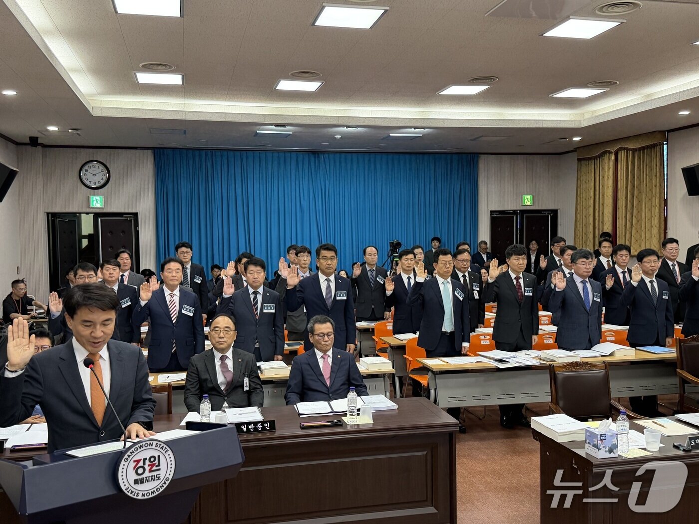 본문 이미지 - 24일 강원특별자치도청에서 열린 국회 행정안전위원회의 강원특별자치도에 대한 국정감사에서 김진태 강원도지사와 부지사, 실국장 등증인 선서를 하고 있다.2025.10.24  ⓒ News1 한귀섭 기자