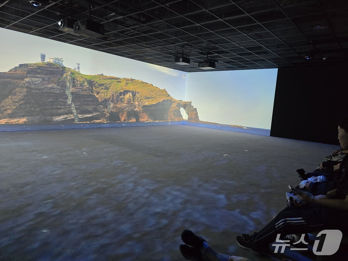 본문 이미지 - 24일 동북아역사재단 독도체험관 재개관식에서 관람객들이 실감 영상을 감상하고 있다. ⓒ 뉴스1 김정한 기자