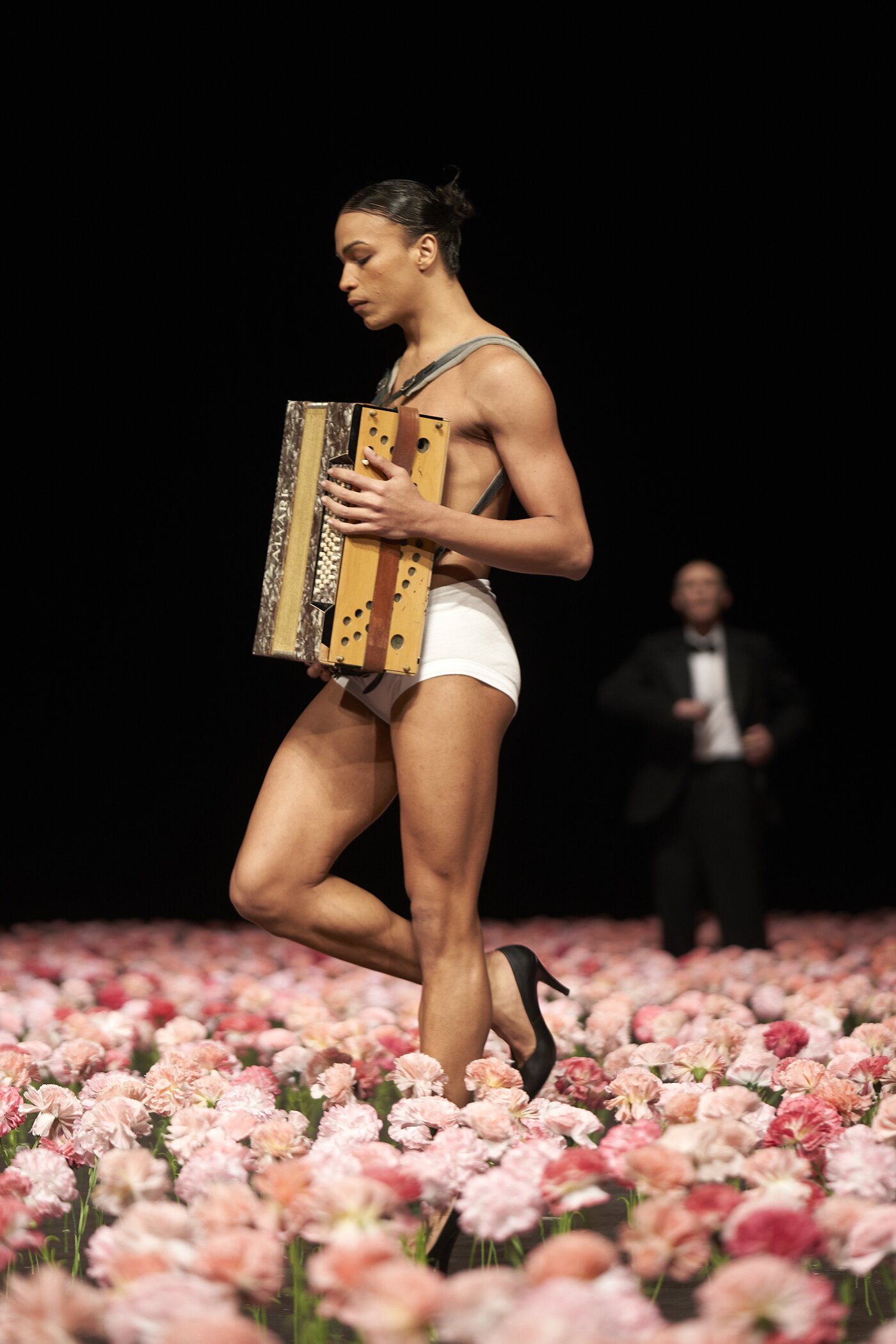 본문 이미지 - &#39;카네이션&#39; 공연 장면ⓒUwe Stratmann&#40;LG아트센터 제공&#41;