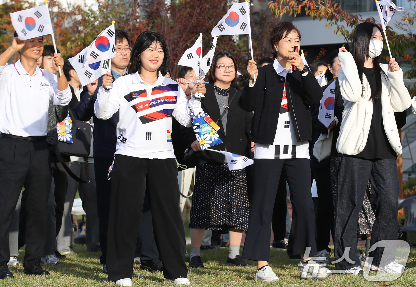 (대구=뉴스1) 공정식 기자 = 제125주년 독도의 날을 하루 앞둔 24일 오후 대구 달서구 선돌마당근린공원에서 달서구 지역 주민과 구청 공무원 등이 '이만년 전에도 독도는 우리땅 …