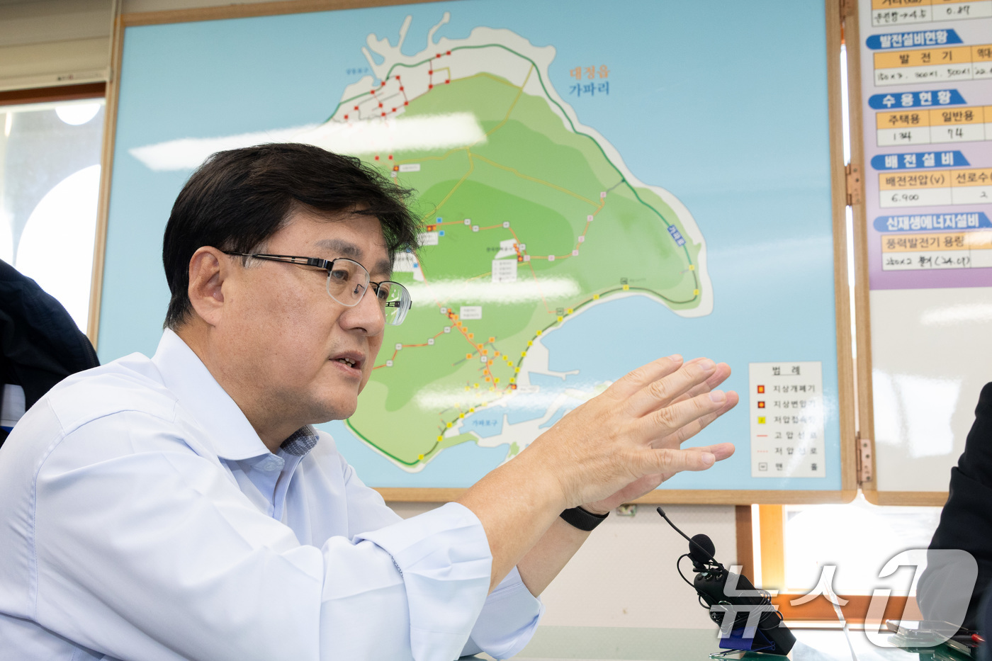 (서울=뉴스1) = 김성환 기후에너지환경부 장관이 24일 제주 가파도 소재 한국전력 가파도발전소를 찾아 탄소배출 제로 섬을 만들기 위한 추진상황을 공유하고 있다. (기후에너지환경부 …