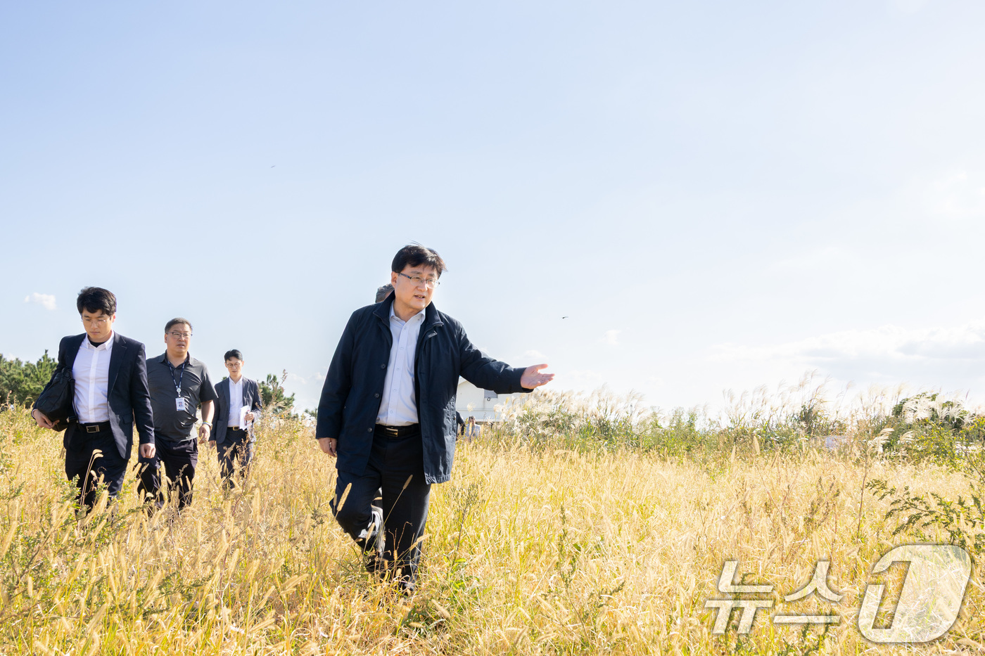 (서울=뉴스1) = 김성환 기후에너지환경부 장관이 24일 제주 가파도의 풍력발전기 설치 예정 매립 부지를 찾아 주변 여건 등을 살펴보고 있다. (기후에너지환경부 제공. 재판매 및 …