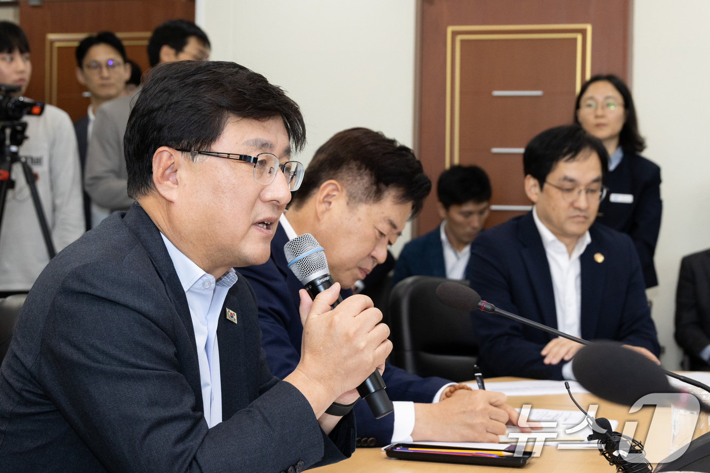 (서울=뉴스1) = 김성환 기후에너지환경부 장관이 24일 한국전력거래소 제주지사에서 열린 '2035 제주 탄소중립 추진 협의체 발족 및 첫 회의'에 참석해 제주도의 에너지 대전환 …