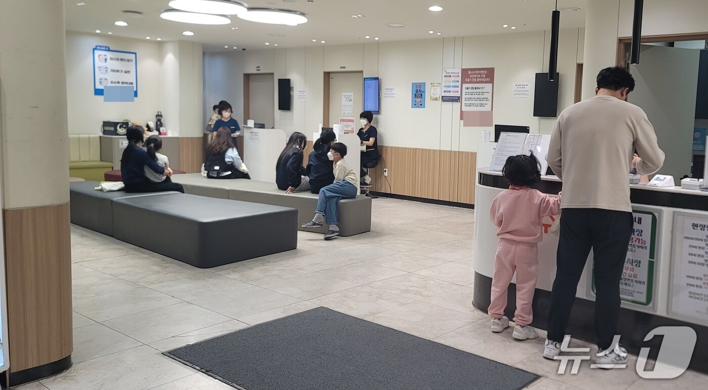 본문 이미지 - 24일 충북 청주시 상당구 방서동 한 어린이병원에 어린이 환자와 보호자들이 진료를 기다리고 있다.2025.10.24./뉴스1 임양규 기자