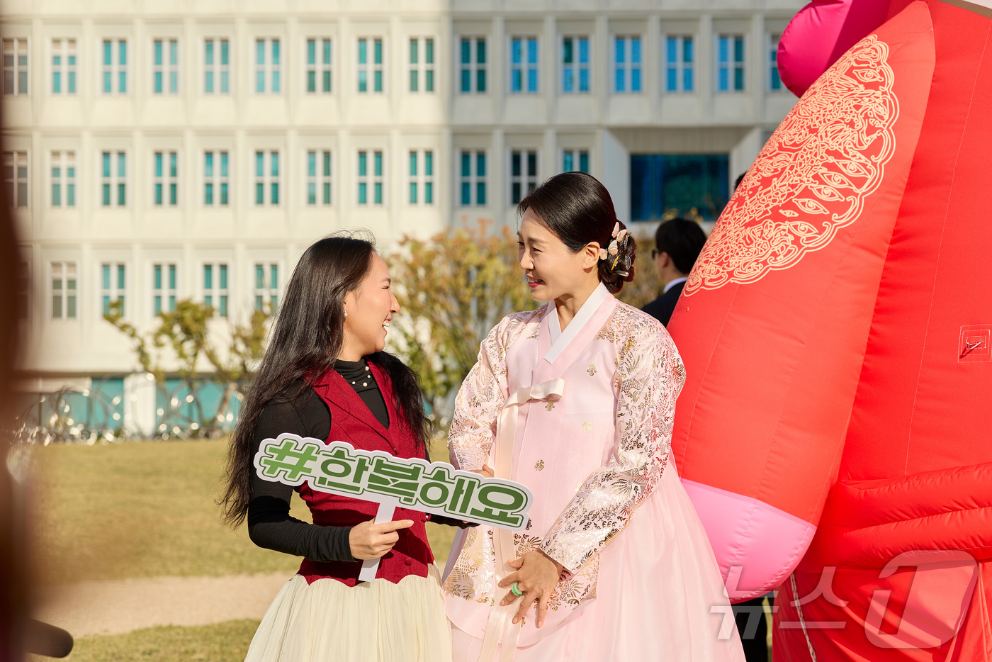 (서울=뉴스1) 이재명 기자 = 김혜경 여사가 24일 서울 종로구 서울공예박물관을 찾아 시민들과 함께 한복 입는 문화 확산을 위한 ‘#한복해요’ 챌린지에 참여하고 있다. (대통령실 …