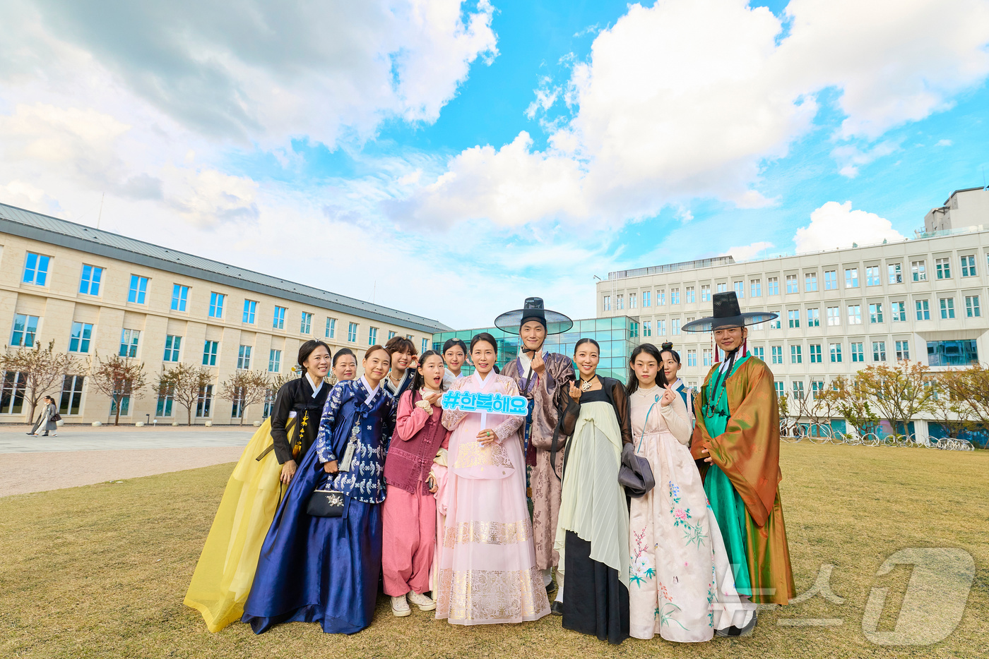 (서울=뉴스1) 이재명 기자 = 김혜경 여사가 24일 서울 종로구 서울공예박물관을 찾아 시민들과 함께 한복 입는 문화 확산을 위한 ‘#한복해요’ 챌린지에 참여하고 있다. (대통령실 …