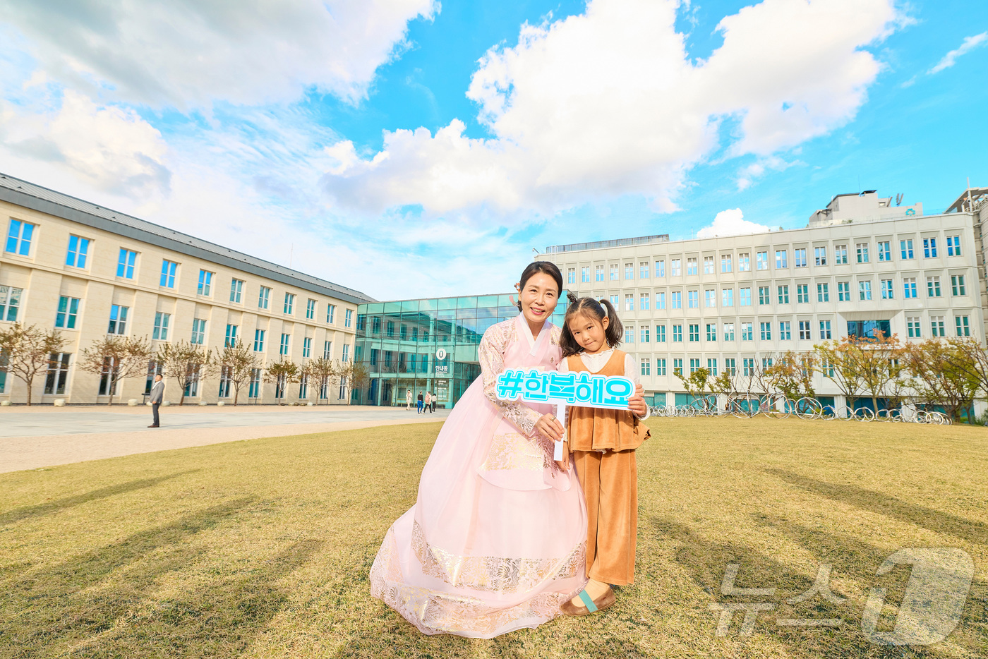 (서울=뉴스1) 이재명 기자 = 김혜경 여사가 24일 서울 종로구 서울공예박물관을 찾아 어린이와 함께 한복 입는 문화 확산을 위한 ‘#한복해요’ 챌린지에 참여하고 있다. (대통령실 …