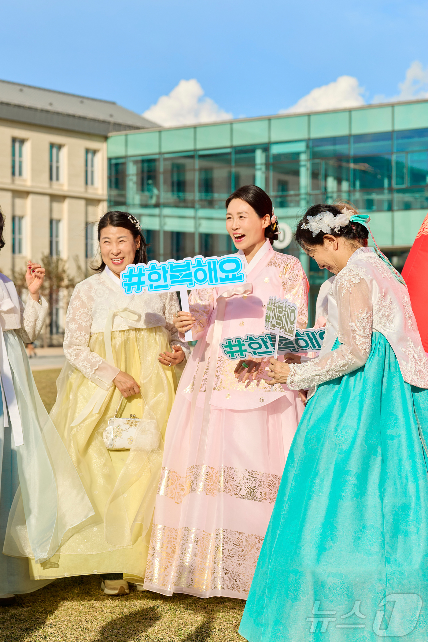 (서울=뉴스1) 이재명 기자 = 김혜경 여사가 24일 서울 종로구 서울공예박물관을 찾아 시민들과 함께 한복 입는 문화 확산을 위한 ‘#한복해요’ 챌린지에 참여하고 있다. (대통령실 …