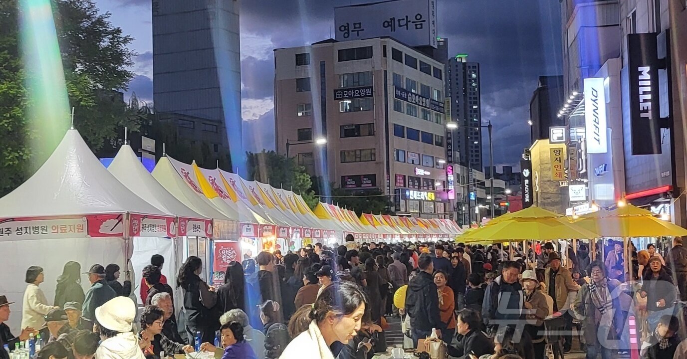 본문 이미지 - 지난달 24일 강원 원주시 중앙동 전통시장과 문화의 거리, 원일로 일원에서 개막한 &#39;2025 원주만두축제&#39;가 원도심과 지역경제 활성화를 위한 목표로 지난달 26일까지 열렸다. 2025.10.24/뉴스1 ⓒ News1 신관호 기자