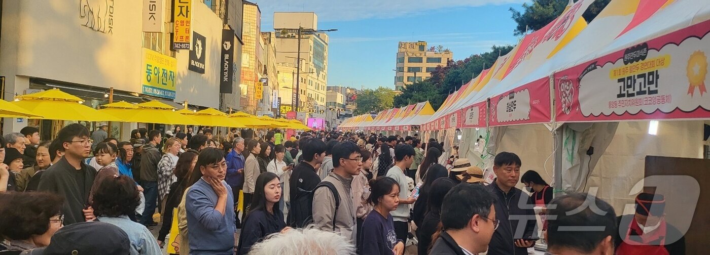 본문 이미지 - 강원 원주시의 원도심과 지역경제 활성화를 위한 대표 축제인 &#39;2025 원주만두축제&#39;가 24일 원주 중앙동 전통시장과 문화의 거리, 원일로 일원에서 개막한 가운데, 관광객과 시민들이 축제장 만두 부스에서 시식을 위해 대기하고 있다. 이 축제는 26일까지 3일간 원도심과 지역경제 활성화를 위해 열리라. 2025.10.24/뉴스1 축제장에 방문객들이 몰려들고 있다. 2025.10.24/뉴스1 ⓒ News1 신관호 기자