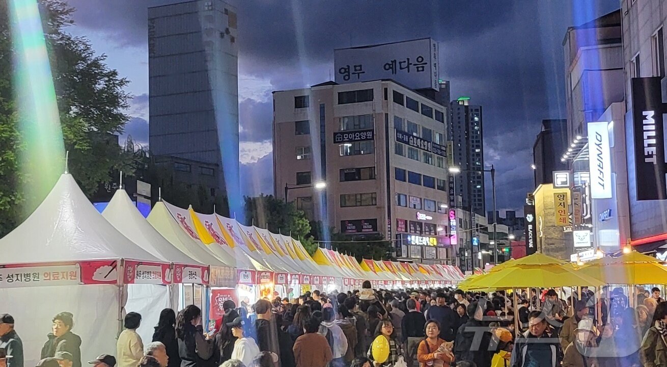 본문 이미지 - &#39;2025 원주만두축제&#39;가 24일 강원 원주시 중앙동 전통시장과 문화의 거리, 원일로 일원에서 개막했다. 이 축제는 오는 26일까지 원도심과 지역상권 활성화를 위해 개최된다. 2025.10.24/뉴스1 ⓒ News1 신관호 기자