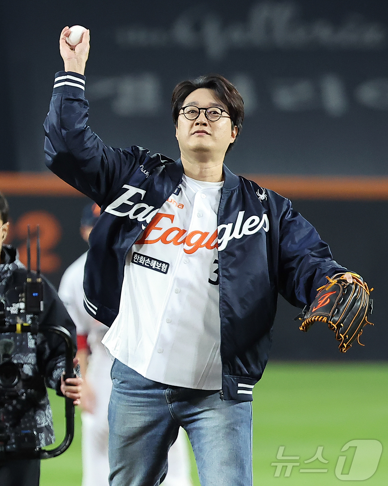 (대전=뉴스1) 김진환 기자 = 페퍼톤스 이장원이 24일 오후 대전 한화생명볼파크에서 열린 프로야구 2025 신한 SOL뱅크 KBO 플레이오프 5차전 삼성 라이온즈와 한화 이글스의 …