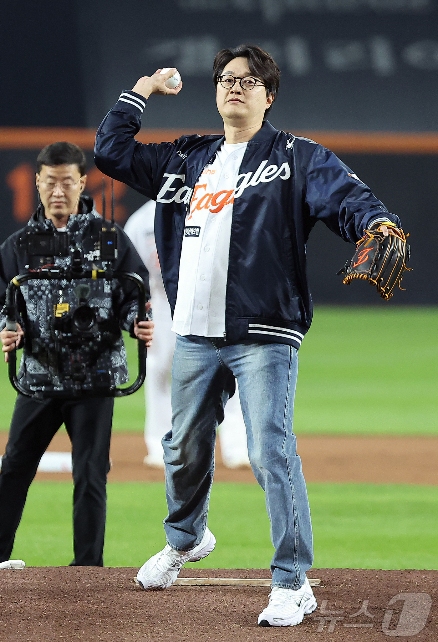 (대전=뉴스1) 김진환 기자 = 페퍼톤스 이장원이 24일 오후 대전 한화생명볼파크에서 열린 프로야구 2025 신한 SOL뱅크 KBO 플레이오프 5차전 삼성 라이온즈와 한화 이글스의 …