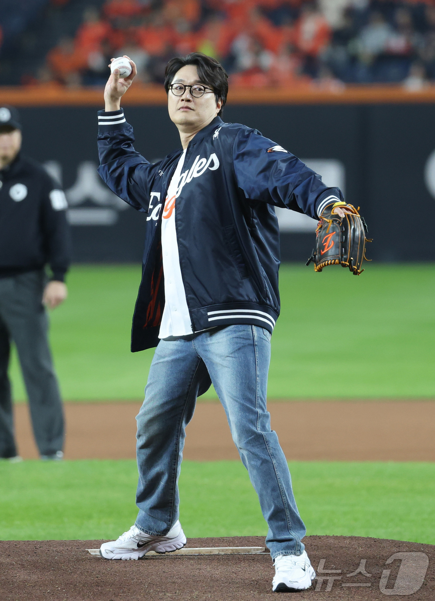 (대전=뉴스1) 김기남 기자 = 24일 대전 한화생명볼파크 열린 프로야구 2025 신한 SOL뱅크 KBO 플레이오프 5차전 삼성 라이온즈와 한화 이글스의 경기에서 가수 이장원이 시 …