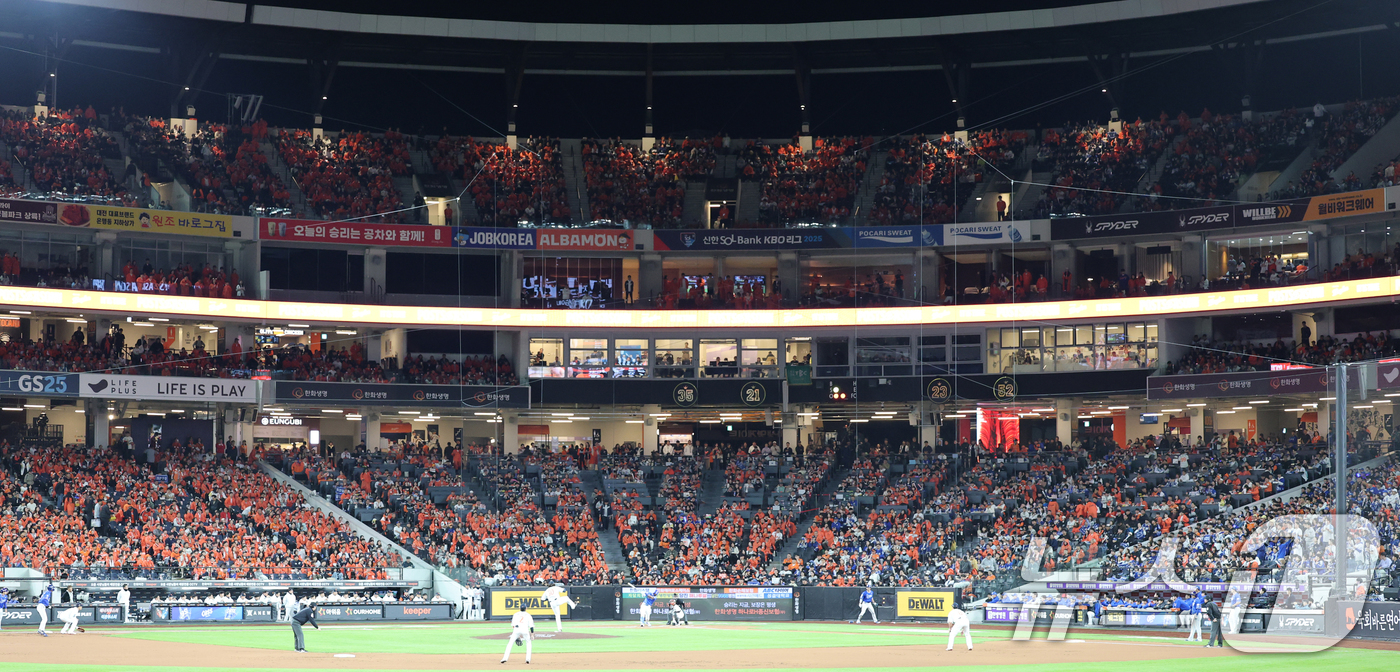 (대전=뉴스1) 김기태 기자 = 24일 대전 한화생명볼파크에서 프로야구 2025 신한 SOL뱅크 KBO 플레이오프 5차전 삼성 라이온즈와 한화 이글스의 경기가 진행되고 있다. 20 …