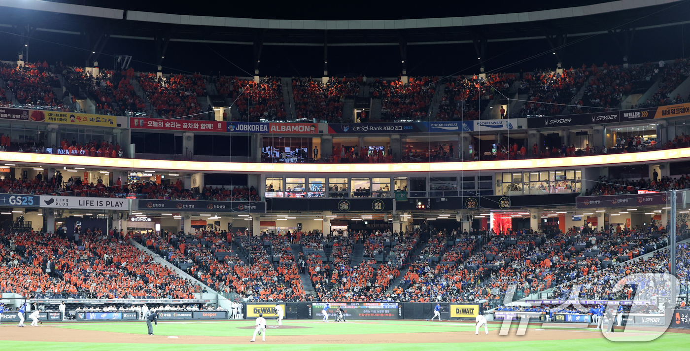 (대전=뉴스1) 김기태 기자 = 24일 대전 한화생명볼파크에서 프로야구 2025 신한 SOL뱅크 KBO 플레이오프 5차전 삼성 라이온즈와 한화 이글스의 경기가 진행되고 있다. 20 …