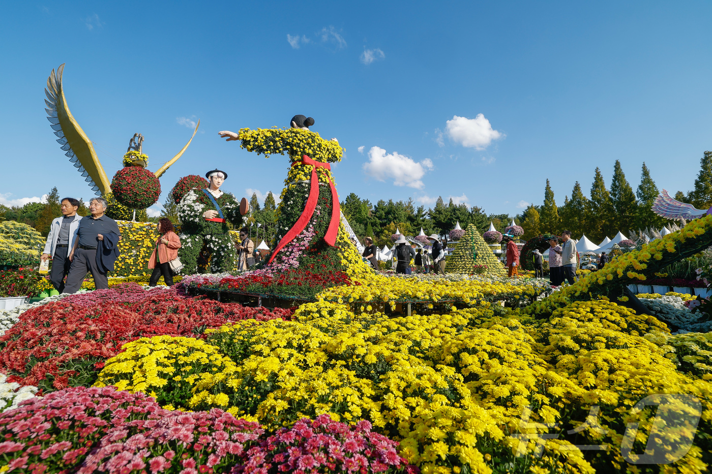 (익산=뉴스1) 장수인 기자 = 24일 개막한 \'제22회 익산 천만송이 국화축제\'가 10일간의 축제 여정을 시작했다.(익산시 제공. 재판매 및 DB 금지) 2025.10.24/ …