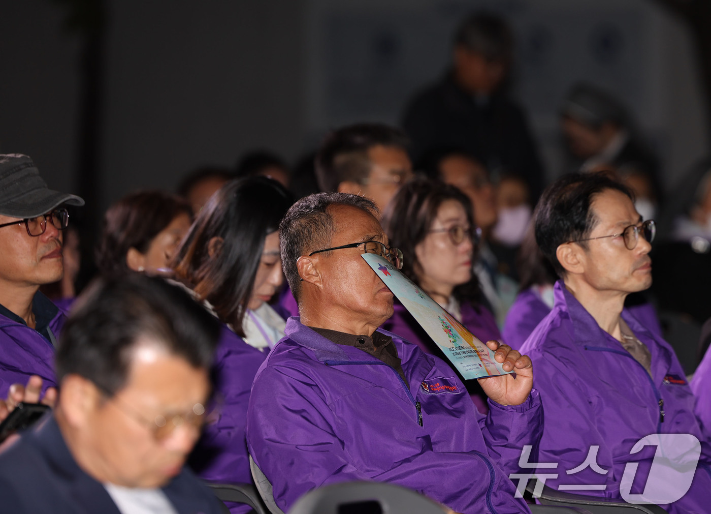 (광주=뉴스1) 박지현 기자 = 24일 오후 광주 동구 ACC 상상마당에서 열린 10·29 이태원 참사 3주기 광주 시민추모대회에서 유가족들이 눈물을 흘리고 있다.  2025.10 …