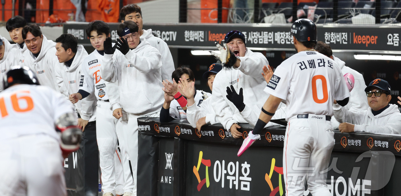 (대전=뉴스1) 김기남 기자 = 24일 대전 한화생명볼파크 열린 프로야구 2025 신한 SOL뱅크 KBO 플레이오프 5차전 삼성 라이온즈와 한화 이글스의 경기에서 한화 리베라토가 …