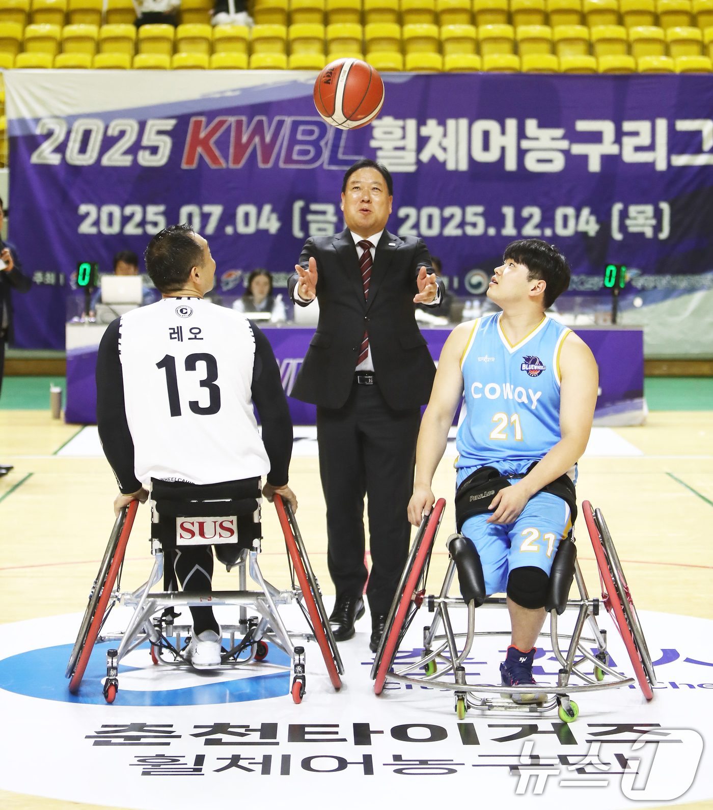 (서울=뉴스1) 김명섭 기자 = 24일 오후, 춘천 호반체육관에서 열린 '2025 KWBL 휠체어농구리그' 춘천 타이거즈와 코웨이 블루휠스 경기에 앞서 현준태 춘천 부시장이 시구를 …