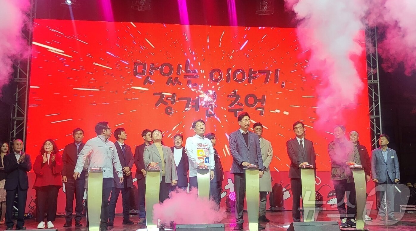 본문 이미지 - 강원 원주시의 &#39;2025 원주만두축제&#39;가 지난 24일 원주 중앙동 전통시장과 문화의 거리, 원일로 일원에서 개막했다. 첫날인 24일 오후 축제장 개막식장에서 김진태 강원도지사와 원강수 원주시장, 조용기 원주시의회 의장이 개막 선언에 나서고 있다. 이 축제는 지난 26일까지 원도심과 지역경제 활성화를 위해 열렸다. 2025.10.24/뉴스1 ⓒ News1 신관호 기자