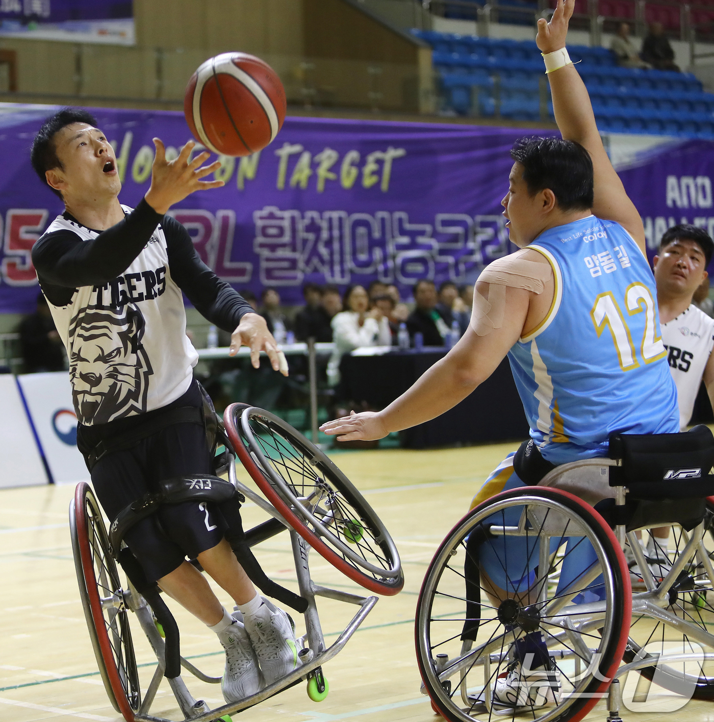 (서울=뉴스1) 김명섭 기자 = 24일 오후, 춘천 호반체육관에서 열린 '2025 KWBL 휠체어농구리그' 춘천 타이거즈와 코웨이 블루휠스 경기에서 춘천 이윤주(왼쪽)가 코웨이 양 …