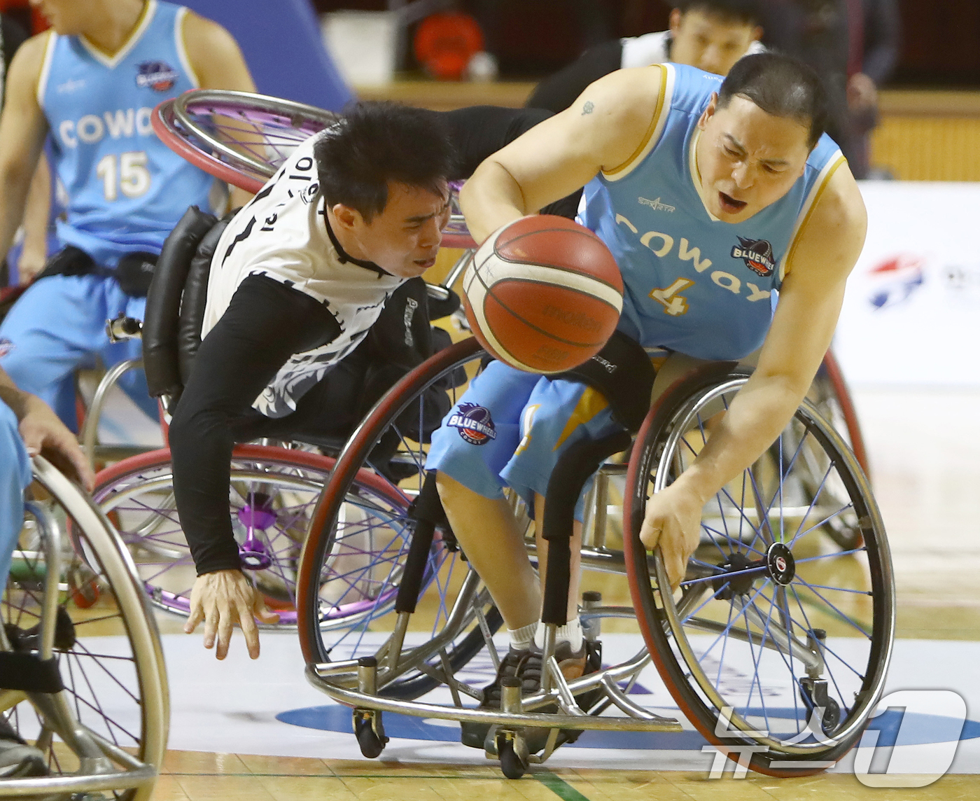 (서울=뉴스1) 김명섭 기자 = 24일 오후, 춘천 호반체육관에서 열린 '2025 KWBL 휠체어농구리그' 춘천 타이거즈와 코웨이 블루휠스 경기에서 춘천 이치원(왼쪽)이 코웨이 김 …