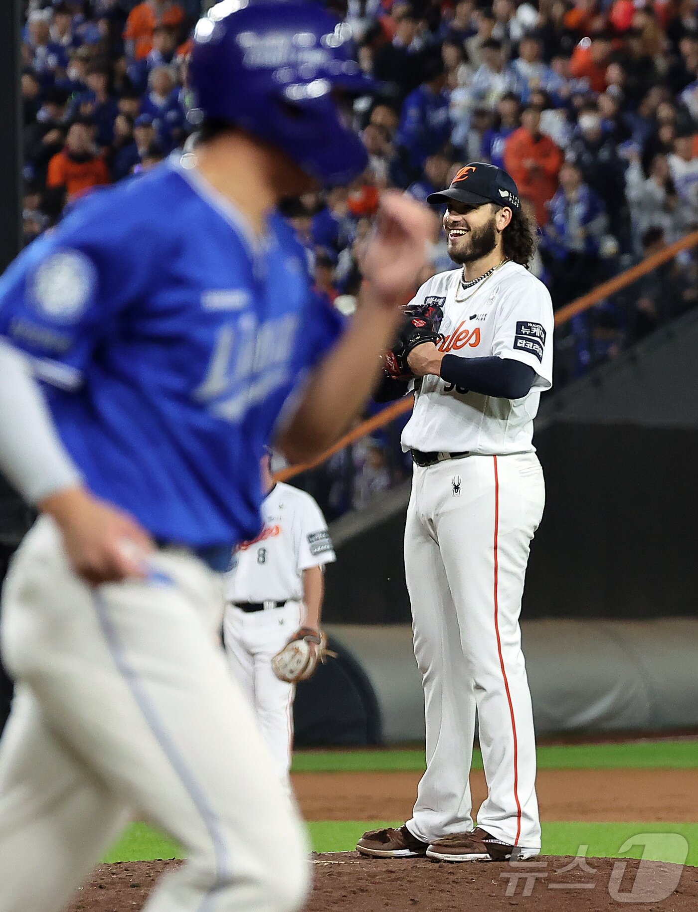 본문 이미지 - 24일 오후 대전 한화생명볼파크에서 열린 프로야구 2025 신한 SOL뱅크 KBO 플레이오프 5차전 삼성 라이온즈와 한화 이글스의 경기, 한화 선발 폰세가 3회초 2사 1루 상황 삼성 김영웅을 자동 고의사구로 내보낸 뒤 멋쩍은 미소를 짓고 있다. 2025.10.24/뉴스1 ⓒ News1 김진환 기자