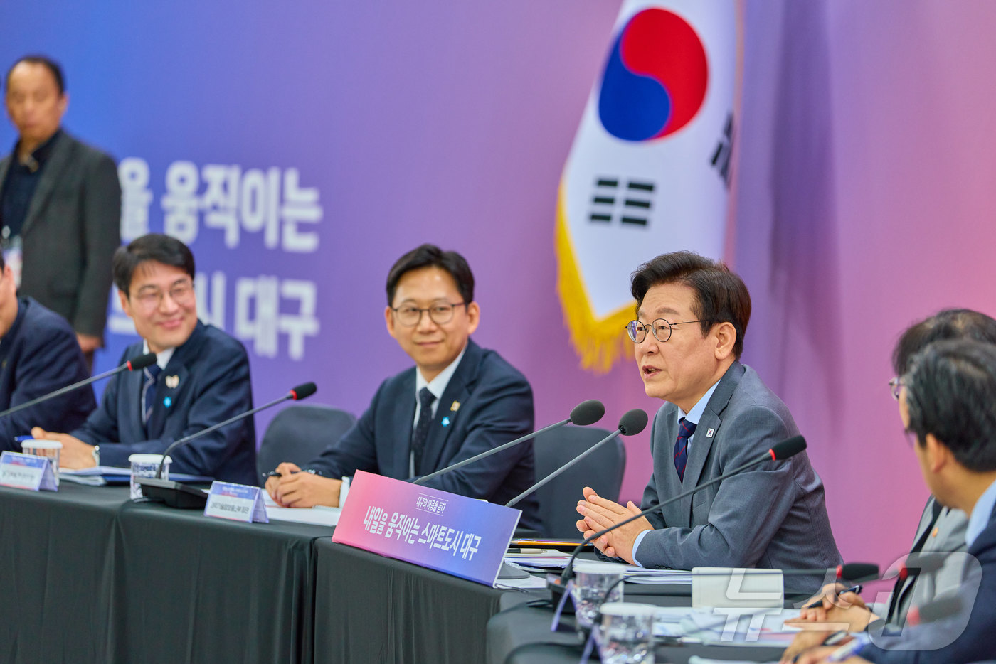 (서울=뉴스1) 이재명 기자 = 이재명 대통령이 24일 대구광역시 북구 엑스코에서 열린 '대구의 마음을 듣다' 타운홀 미팅에서 발언하고 있다. (대통령실 제공. 재판매 및 DB 금 …