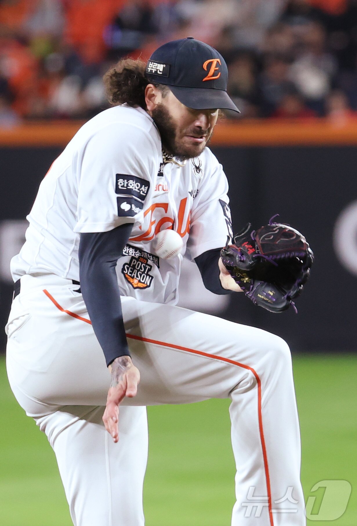 본문 이미지 - 24일 대전 한화생명볼파크 열린 프로야구 2025 신한 SOL뱅크 KBO 플레이오프 5차전 삼성 라이온즈와 한화 이글스의 경기에서 한화 폰세가 삼성 디아즈의 타구가 날아오는 것을 보며 피하려 하고 있다. 2025.10.24/뉴스1 ⓒ News1 김기남 기자