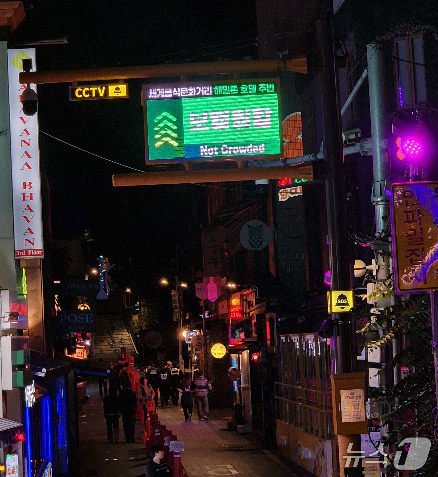 본문 이미지 - 정부의 '핼러윈 인파관리 특별대책 기간' 첫날인 24일 오후 이태원 세계음식거리 인근 인파 집중도를 알리는 전광판에 '보행원활'이라는 글자가 출력되고 있다.