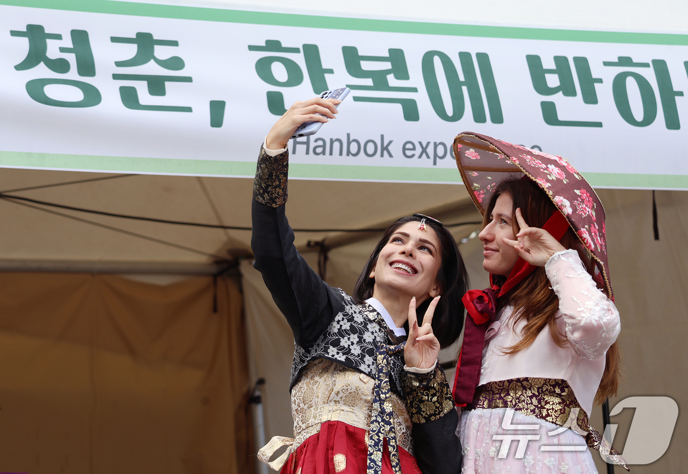 (서울=뉴스1) 김명섭 기자 = 24일 오후 부산시 동래구(구청장 장준용)가 주최한 제31회동래읍성역사축제를 찾은 외국인 방문객들이 한복 체험을 하고 있다. ‘동래성 사람들, 역사 …