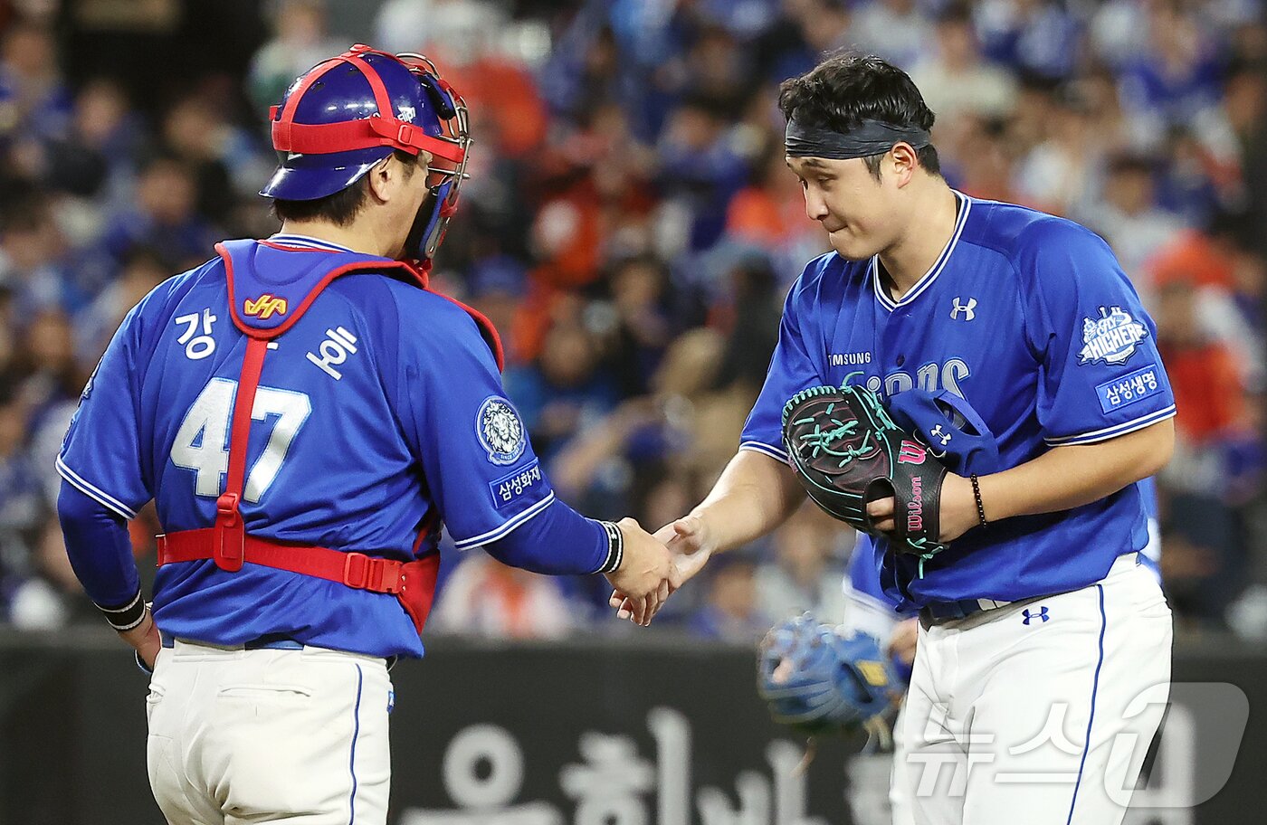 본문 이미지 - 24일 오후 대전 한화생명볼파크에서 열린 프로야구 2025 신한 SOL뱅크 KBO 플레이오프 5차전 삼성 라이온즈와 한화 이글스의 경기, 삼성 선발 최원태가 4회말 1사 상황 교체를 앞두고 포수 강민호와 악수를 하고 있다. 2025.10.24/뉴스1 ⓒ News1 김진환 기자