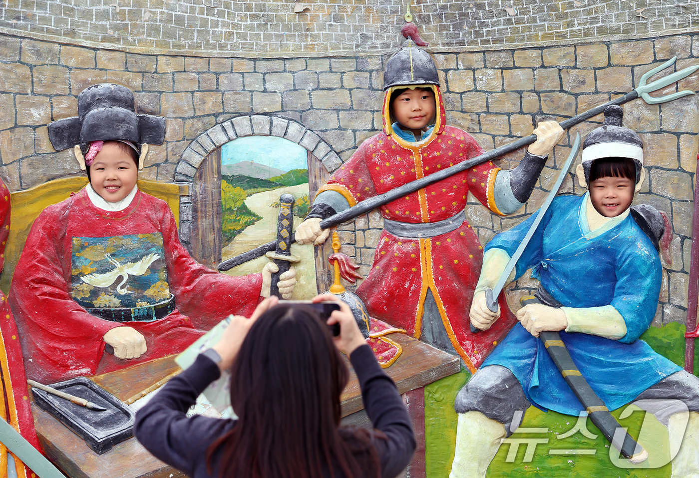 (서울=뉴스1) 김명섭 기자 = 24일 오후 부산시 동래구(구청장 장준용)가 주최한 제31회동래읍성역사축제를 찾은 어린이들이 장군상 조형물에서 기념사진을 촬영하고 있다. ‘동래성 …