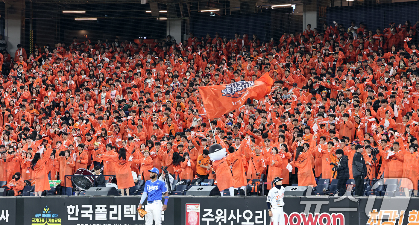 (대전=뉴스1) 구윤성 기자 = 24일 오후 대전 한화생명볼파크에서 열린 프로야구 2025 신한 SOL뱅크 KBO 플레이오프 5차전 삼성 라이온즈와 한화 이글스의 경기 한화 팬들이 …