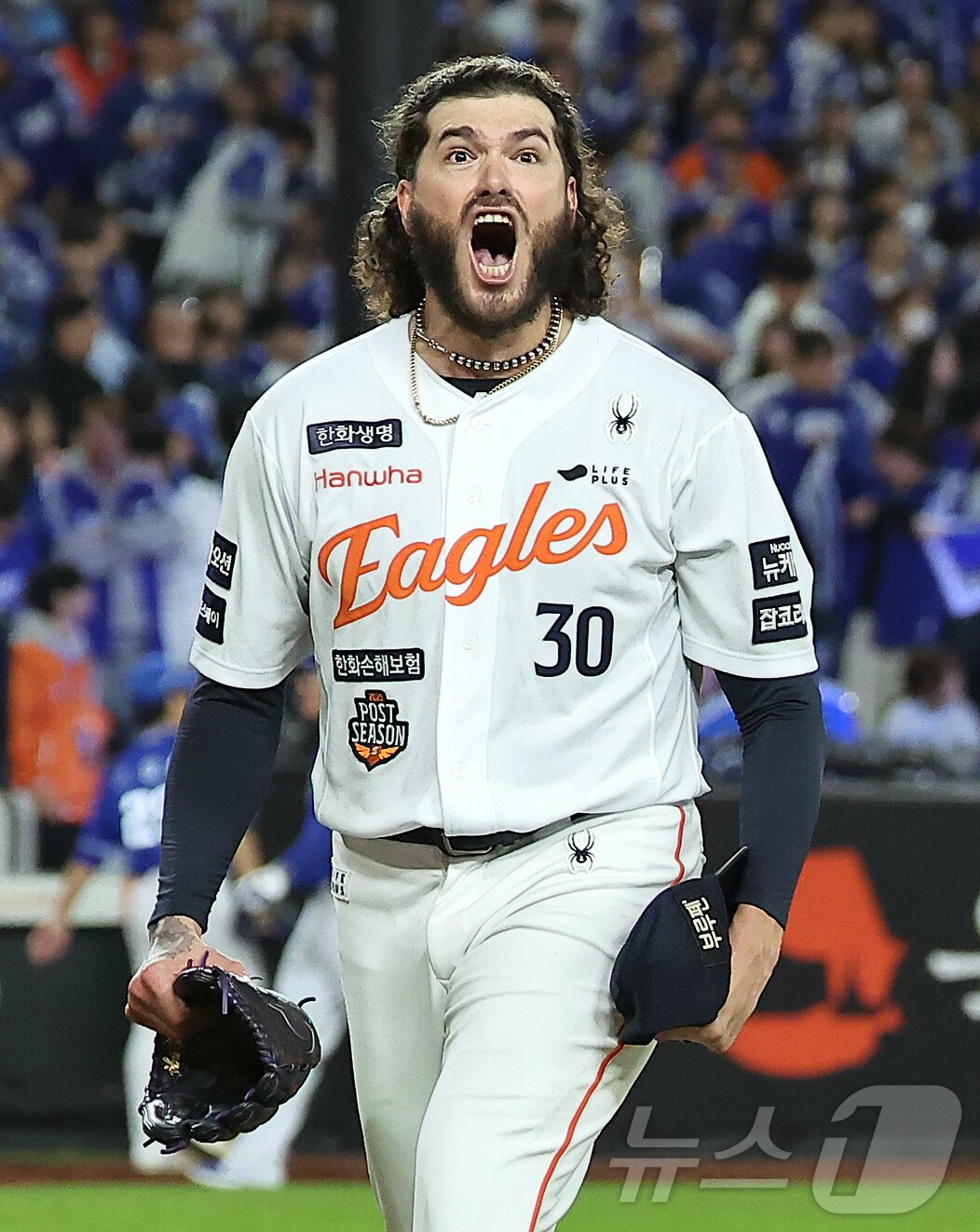 본문 이미지 - 24일 오후 대전 한화생명볼파크에서 열린 프로야구 2025 신한 SOL뱅크 KBO 플레이오프 5차전 삼성 라이온즈와 한화 이글스의 경기, 한화 선발 폰세가 5회초 2사 삼성 디아즈를 삼진으로 잡으며 이닝을 실점 없이 마친 뒤 포효하고 있다. 2025.10.24/뉴스1 ⓒ News1 김진환 기자