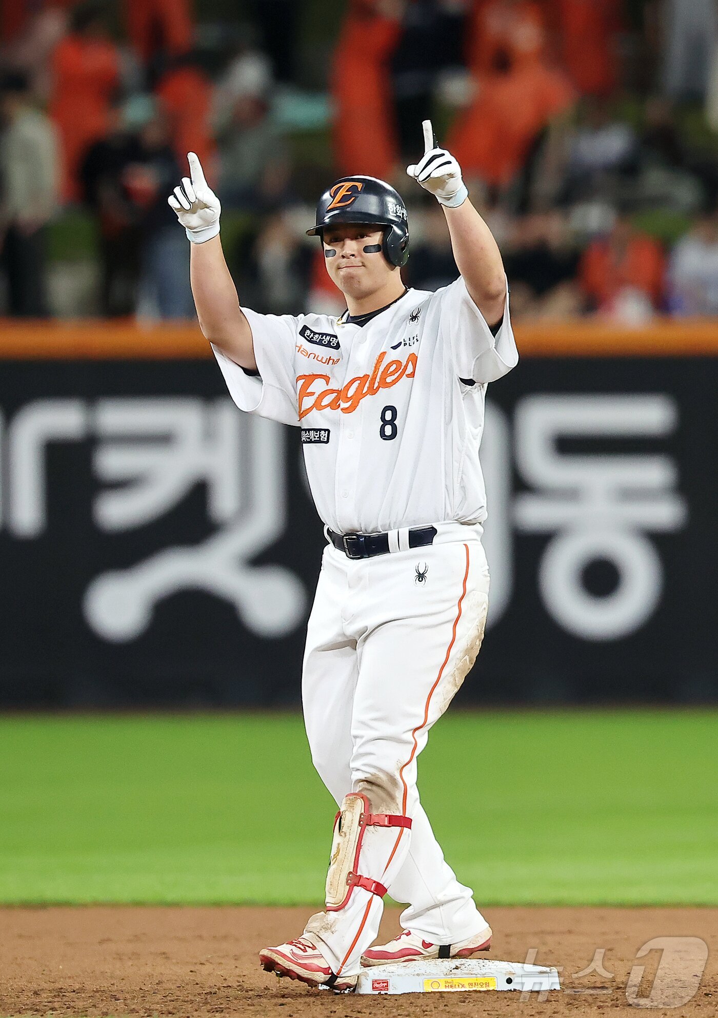 본문 이미지 - 24일 오후 대전 한화생명볼파크에서 열린 프로야구 2025 신한 SOL뱅크 KBO 플레이오프 5차전 삼성 라이온즈와 한화 이글스의 경기, 한화 노시환이 5회말 무사 1루 상황 2루타를 친 뒤 세리머니를 하고 있다. 2025.10.24/뉴스1 ⓒ News1 김진환 기자