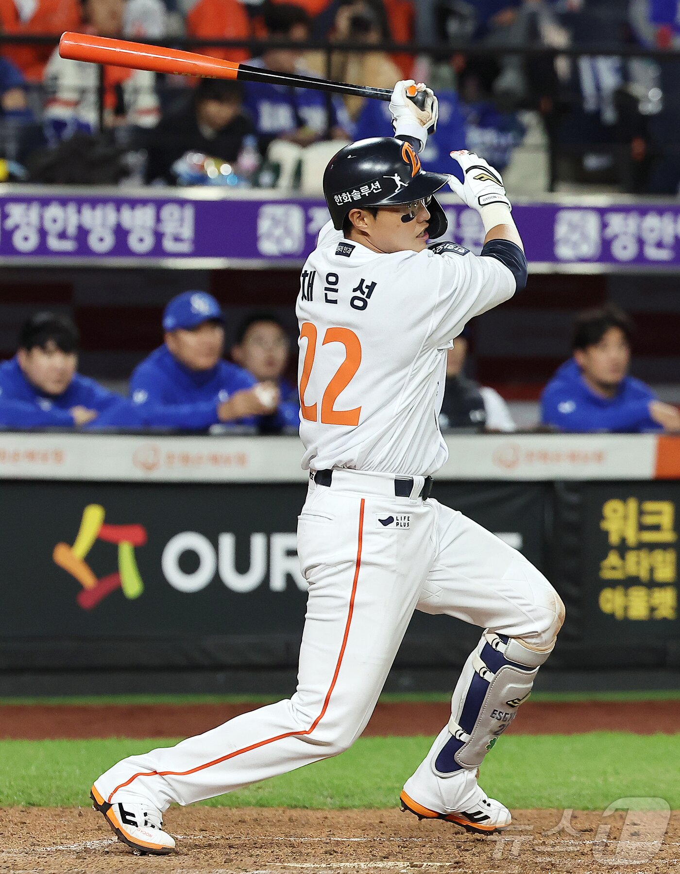 본문 이미지 - 24일 오후 대전 한화생명볼파크에서 열린 프로야구 2025 신한 SOL뱅크 KBO 플레이오프 5차전 삼성 라이온즈와 한화 이글스의 경기, 한화 채은성이 5회말 무사 1,2루 상황 2타점 적시타를 치고 있다. 2025.10.24/뉴스1 ⓒ News1 김진환 기자