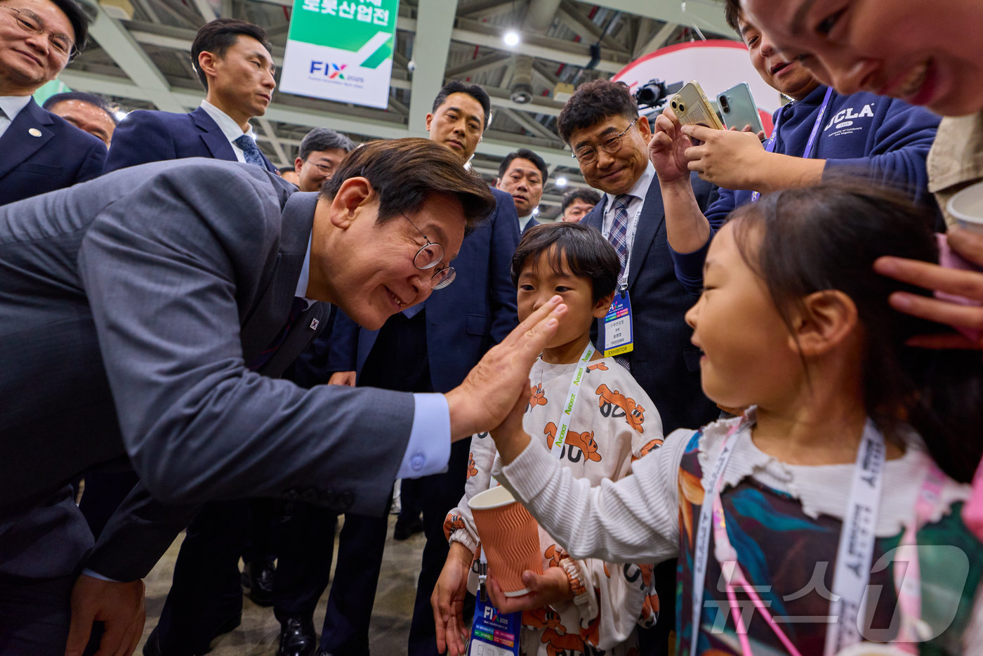 (서울=뉴스1) 이재명 기자 = 이재명 대통령이 24일 대구광역시 북구 대구전시컨벤션센터(EXCO)에서 열린 미래혁신기술박람회(FIX 2025)를 찾아 어린이들과 인사를 하고 있다 …