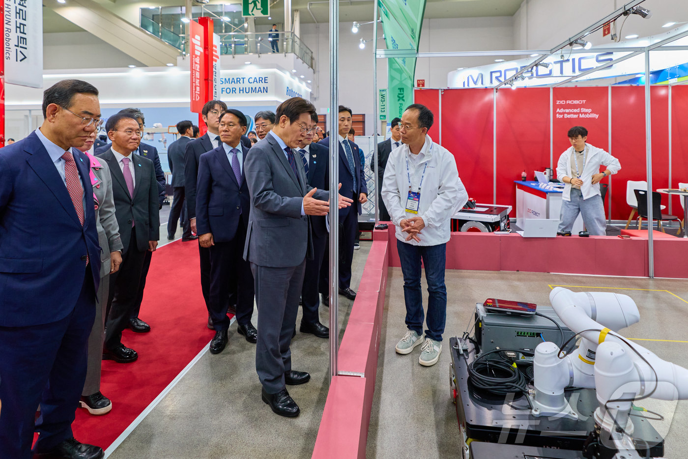 (서울=뉴스1) 이재명 기자 = 이재명 대통령이 24일 대구광역시 북구 대구전시컨벤션센터(EXCO)에서 열린 미래혁신기술박람회(FIX 2025)를 찾아 부스 관계자와 대화를 나누고 …