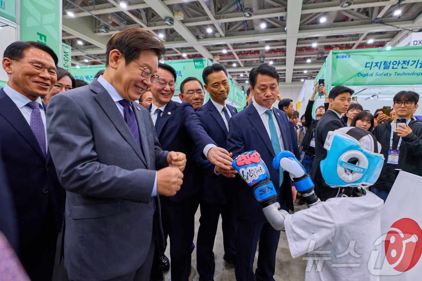 (서울=뉴스1) 이재명 기자 = 이재명 대통령이 24일 대구광역시 북구 대구전시컨벤션센터(EXCO)에서 열린 미래혁신기술박람회(FIX 2025)를 찾아 로봇을 바라보고 있다. (대 …