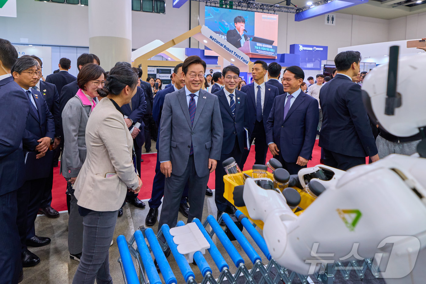 (서울=뉴스1) 이재명 기자 = 이재명 대통령이 24일 대구광역시 북구 대구전시컨벤션센터(EXCO)에서 열린 미래혁신기술박람회(FIX 2025)를 찾아 부스 관계자로부터 설명을 듣 …