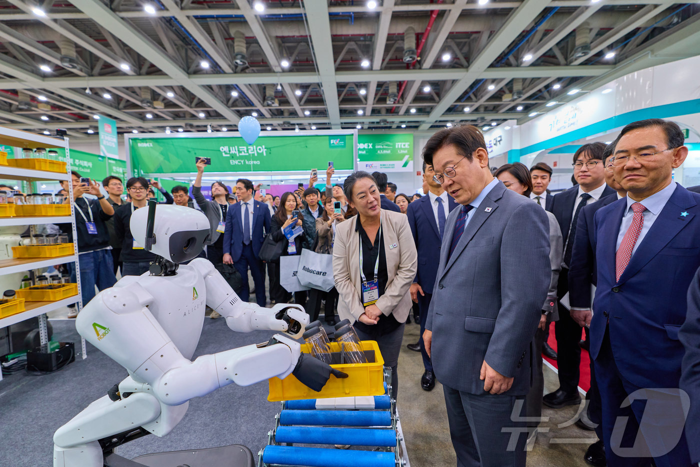 (서울=뉴스1) 이재명 기자 = 이재명 대통령이 24일 대구광역시 북구 대구전시컨벤션센터(EXCO)에서 열린 미래혁신기술박람회(FIX 2025)를 찾아 부스 관계자로부터 설명을 듣 …