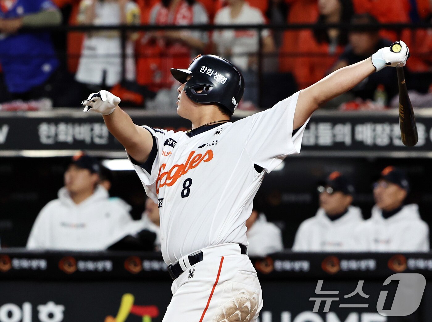 본문 이미지 - 24일 오후 대전 한화생명볼파크에서 열린 프로야구 2025 신한 SOL뱅크 KBO 플레이오프 5차전 삼성 라이온즈와 한화 이글스의 경기, 한화의 5회말 무사 1루 상황때 노시환이 2루타를 치고 있다. 2025.10.24/뉴스1 ⓒ News1 구윤성 기자