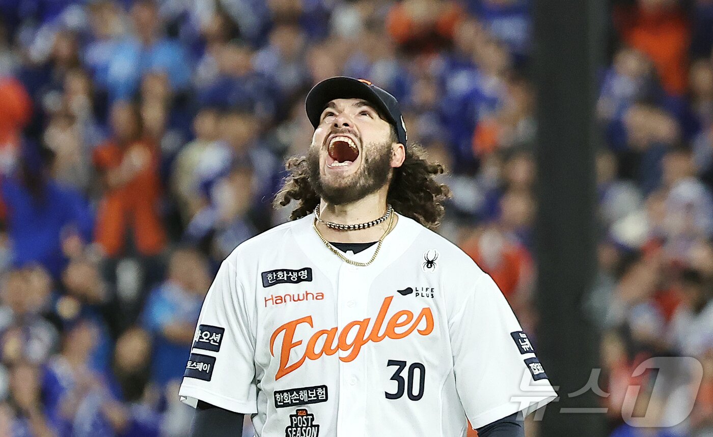 본문 이미지 - 24일 오후 대전 한화생명볼파크에서 열린 프로야구 2025 신한 SOL뱅크 KBO 플레이오프 5차전 삼성 라이온즈와 한화 이글스의 경기, 한화 선발 폰세가 5회초 이닝을 실점 없이 마친 뒤 포효하고 있다. 이날 폰세는 5이닝 5피안타 9탈삼진 1실점(비자책)을 기록했다. 2025.10.24/뉴스1 ⓒ News1 김진환 기자