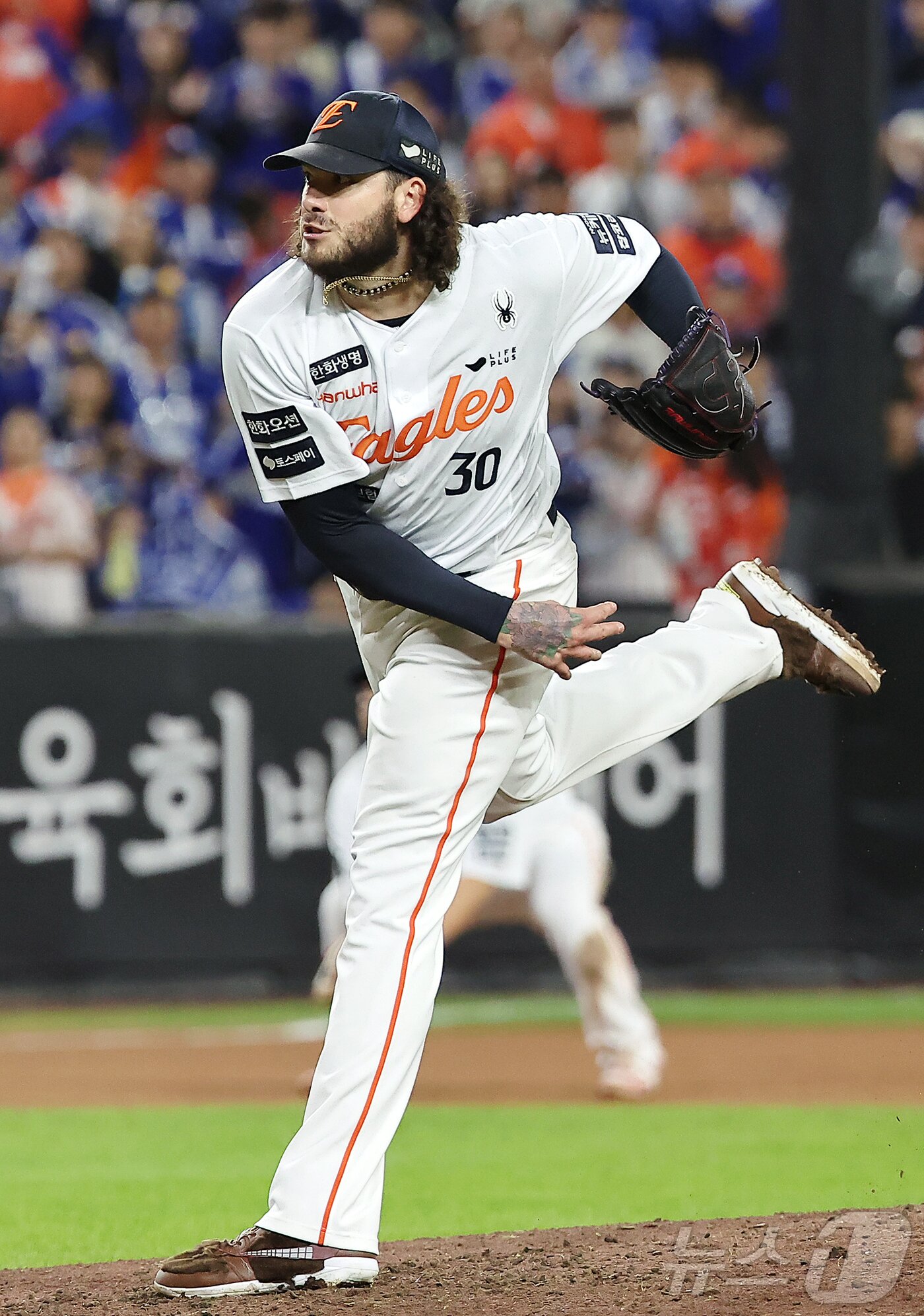 본문 이미지 - 24일 오후 대전 한화생명볼파크에서 열린 프로야구 2025 신한 SOL뱅크 KBO 플레이오프 5차전 삼성 라이온즈와 한화 이글스의 경기, 한화 선발 폰세가 5회초 등판해 힘차게 공을 던지고 있다. 이날 폰세는 5이닝 5피안타 9탈삼진 1실점&#40;비자책&#41;을 기록했다. 2025.10.24/뉴스1 ⓒ News1 김진환 기자