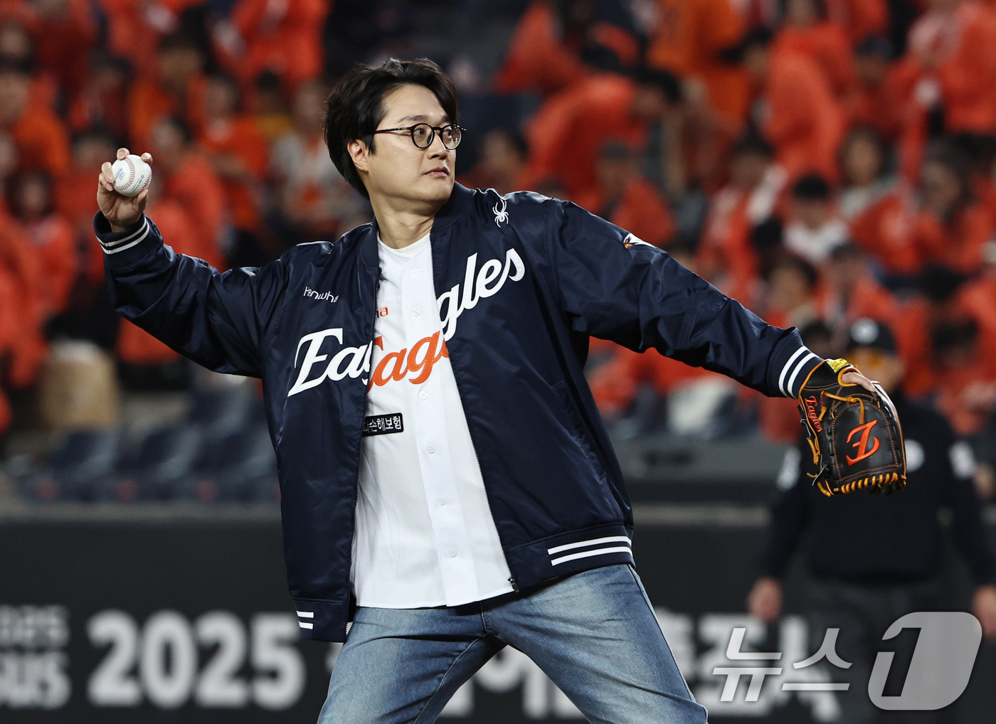 (대전=뉴스1) 구윤성 기자 = 24일 대전 한화생명볼파크 열린 프로야구 2025 신한 SOL뱅크 KBO 플레이오프 5차전 삼성 라이온즈와 한화 이글스의 경기에서 가수 이장원이 시 …