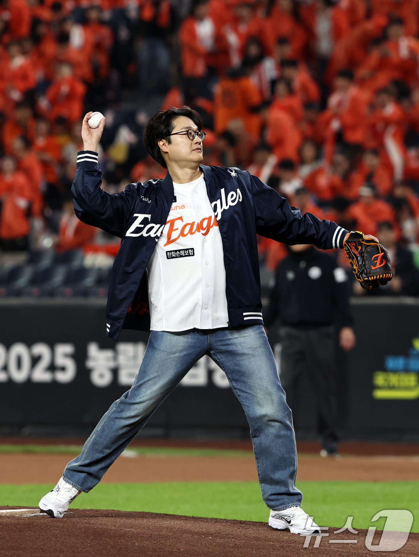 (대전=뉴스1) 구윤성 기자 = 24일 대전 한화생명볼파크 열린 프로야구 2025 신한 SOL뱅크 KBO 플레이오프 5차전 삼성 라이온즈와 한화 이글스의 경기에서 가수 이장원이 시 …