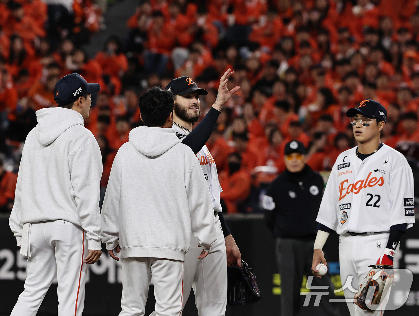 (대전=뉴스1) 구윤성 기자 = 24일 대전 한화생명볼파크 열린 프로야구 2025 신한 SOL뱅크 KBO 플레이오프 5차전 삼성 라이온즈와 한화 이글스의 경기에서 한화 폰세가 삼성 …